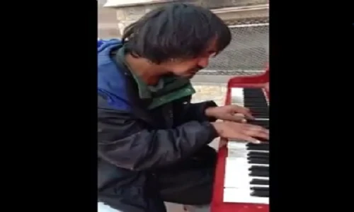 Người đàn ông lang thang chơi đàn cực hay