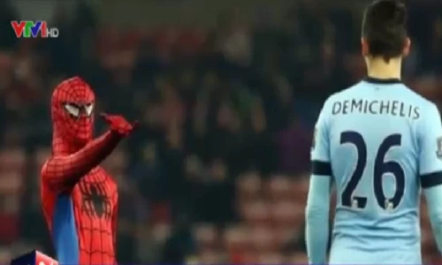 Người nhện bất ngờ xuất hiện trên sân bóng