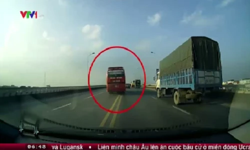 Thót tim xe khách chạy với tốc độ "trường đua" trên cầu