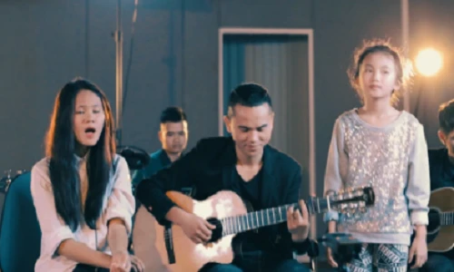 “Chắc ai đó sẽ về” Tú Dưa cover với 2 con gái
