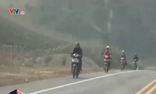 Xe máy ngang nhiên phóng trên cao tốc Nội Bài - Lào Cai