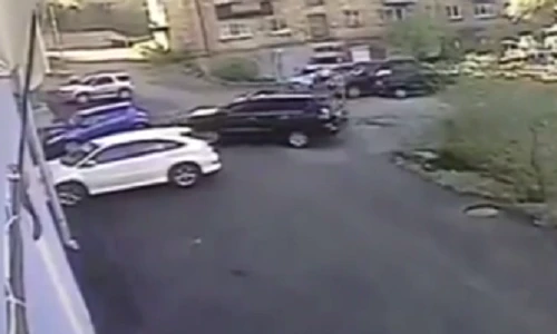 Con gái tỷ phú phá nát xe Lexus trong 16 giây