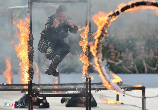 Mục kích sinh viên Cảnh sát VN phô diễn sức mạnh