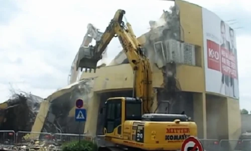 Tường đổ sập, lái xe cẩu thoát chết kỳ diệu