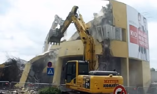 Tường đổ sập, lái xe cẩu thoát chết kỳ diệu