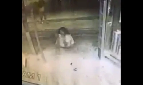 Gái trẻ liều mình đâm vỡ toang cửa kính