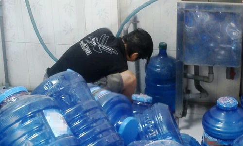 Tường tận công nghệ ra lò bình nước tinh khiết bẩn kinh hoàng