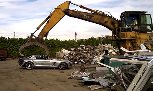 Xót xa cảnh máy xúc “xé xác” Mercedes SLS AMG GT