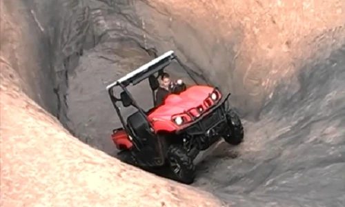 Nghẹt thở xem xe địa hình leo dốc đá dựng đứng