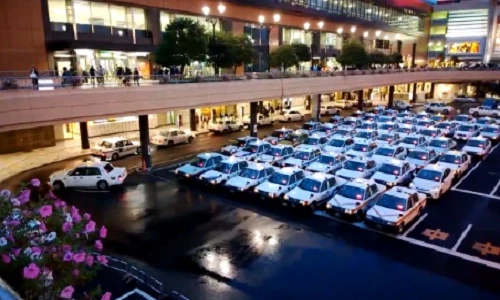 Ngưỡng mộ cách taxi xếp hàng đợi khách ở Nhật