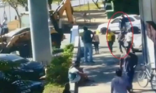 Mang tiền đi gửi ngân hàng, bị cướp xả súng bắn chết