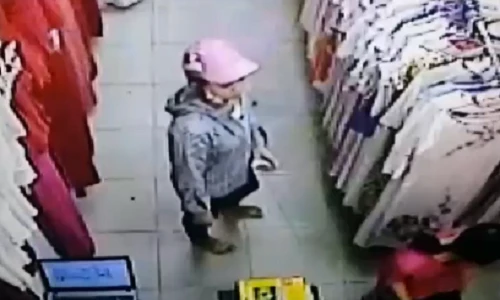 Nữ đạo chích vào shop trộm điện thoại giấu vào cạp quần