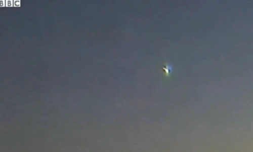 Clip cầu lửa bí ẩn quét sáng trên bầu trời Nhật Bản