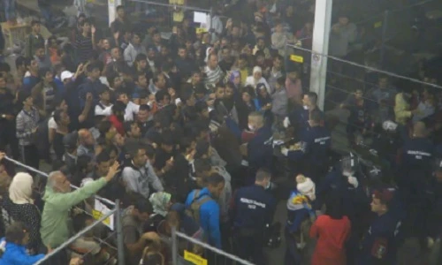 Xôn xao video cảnh sát ném thức ăn cho người di cư