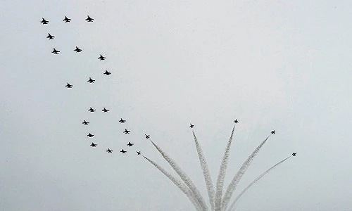 Phi đội “Hiệp sĩ đen“ làm xiếc trên bầu trời Singapore