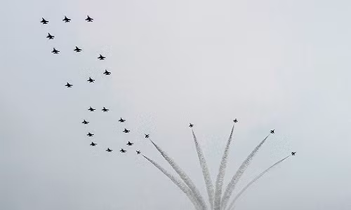 Phi đội “Hiệp sĩ đen“ làm xiếc trên bầu trời Singapore