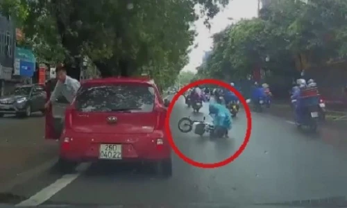 Kiểu sang đường thách thức xe cộ của gái trẻ