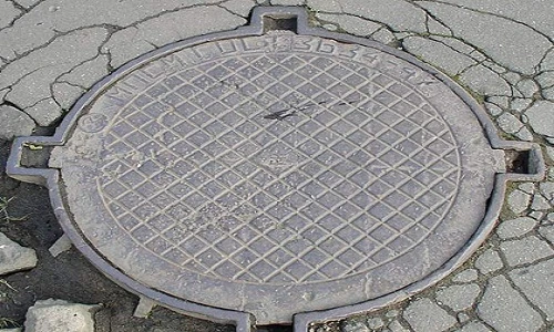 Hy hữu nắp cống bật cao hơn 60m như phim hành động