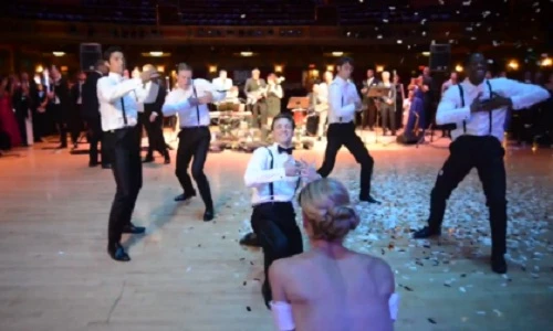 Cô dâu bấn loạn vì chú rể quậy tung đám cưới