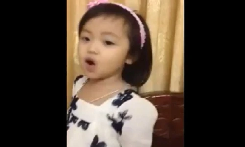 Bé gái nịnh mẹ “dẻo như kẹo” yêu không chịu nổi