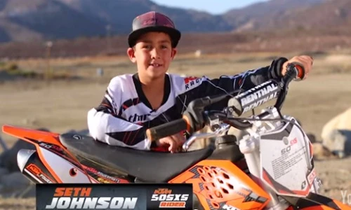 Khó tin màn trình diễn mô tô của những biker nhí