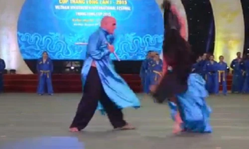 Màn múa côn nhị khúc gợi cảm của cặp đôi võ sĩ ngoại