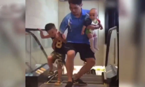 Phì cười với cách đi thang cuốn quá mức cẩn thận