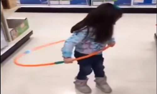 Không thể nhịn cười với bé gái lần đầu tiên lắc vòng