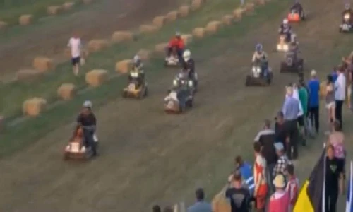 Đua máy cắt cỏ như đua xe công thức 1 ở Anh