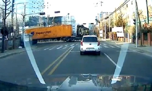 Thán phục màn quay đầu “lụa” của container