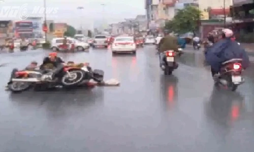 Clip: 2 xe máy đâm nhau trực diện trong mưa