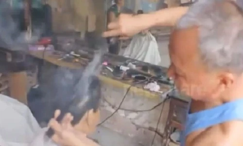 Ép tóc bằng kẹp than cực bá đạo tại Trung Quốc