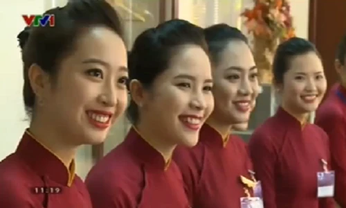 Clip bóc mẽ nhân viên sân bay cười giả tạo