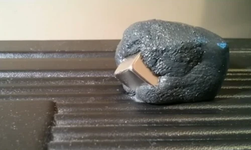 Thú vị cảnh từ phổ nam châm “nuốt chửng” khối sắt