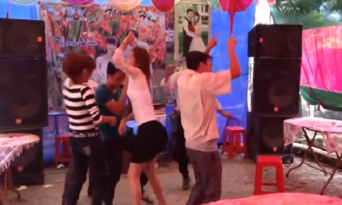 Phản cảm nữ sinh nhảy tưng tưng trong đám cưới quê