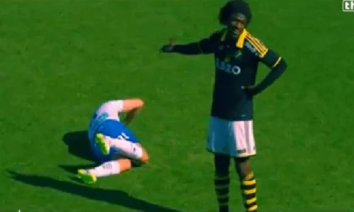 Pha ăn vạ hài hước nhất lịch sử bóng đá