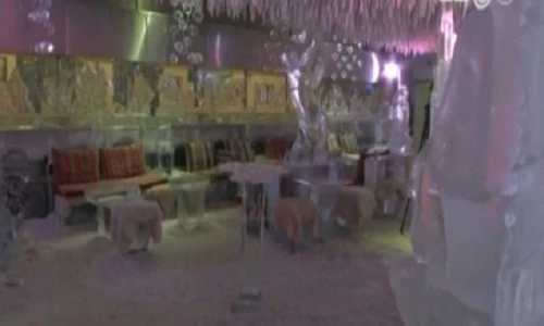 Lạnh toát người vào quán cà phê băng giữa sa mạc