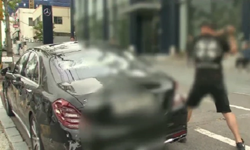 Xót xa màn dùng gậy golf đập phá xe Mercedes 9 tỷ