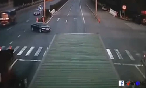 Ô tô "dọa" container ngã chổng vó rồi bỏ chạy