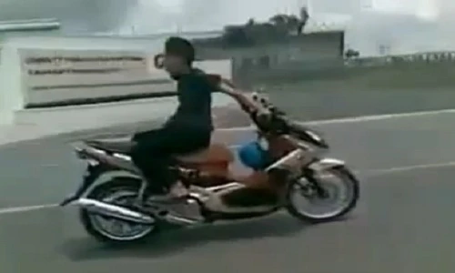 Trai trẻ chơi ngông ngồi ngược lái xe máy