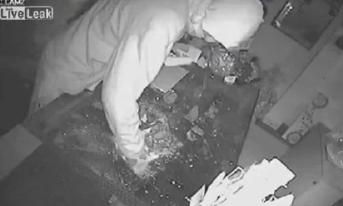 Băng cướp liều lĩnh cướp tiệm vàng trong trung tâm thương mại