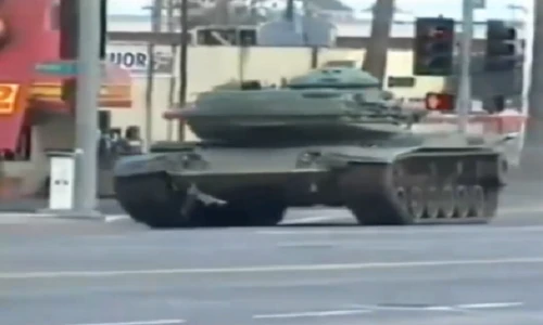 Cảnh sát rượt đuổi tên trộm xe tăng như phim hành động