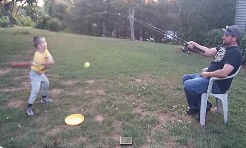 Chiêu dạy con chơi bóng chày bá đạo của ông bố