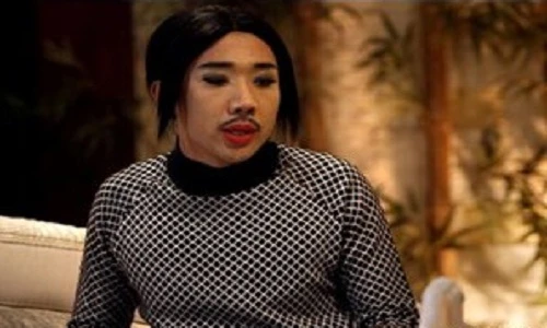 Trấn Thành để râu, tô son đỏ chót trong "Trùm Cỏ"