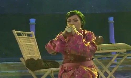 Phương Thanh uống thuốc tự tử trên sân khấu hài kịch