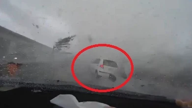 Vòi rồng trong siêu bão Soudelor cuốn bay ôtô ở Đài Loan