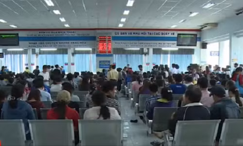 Hành khách khát vé tàu Tết, chợ đen hoành hành