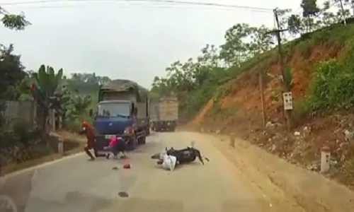 Vượt ẩu, đôi nam nữ thoát chết giữa hai xe tải