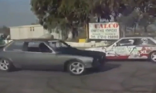 Xuất hiện thánh drift hai ô tô cùng lúc