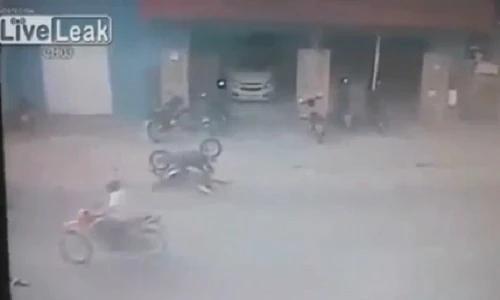 Đâm vào đuôi xe tải, xe máy chổng 2 bánh lên trời